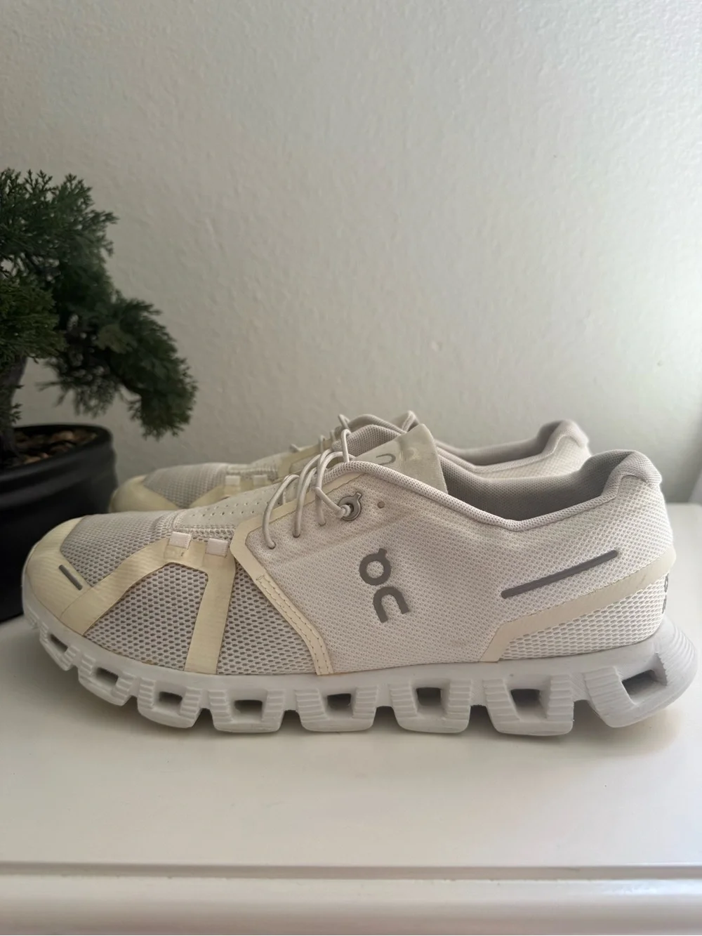 On Running Men size 9 Athletic Shoes in Off-White/Cream